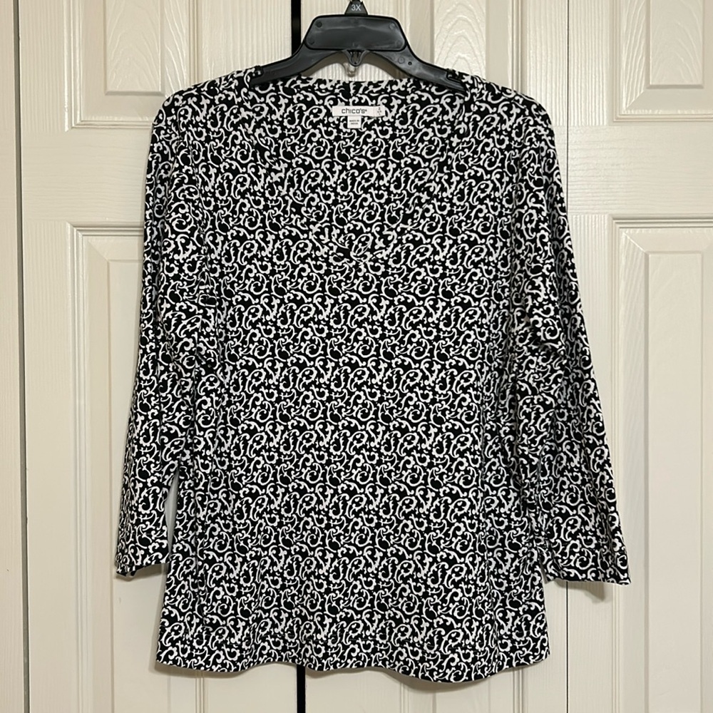 Chico’s Black & White 3/4 Sleeve V-Neck Top - Sz 2 (12/14)